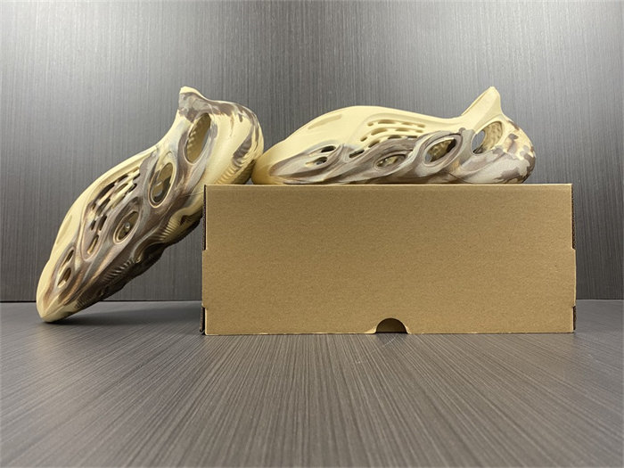 ADIDAS YEEZY Foam RNNR MX Cream Clay GX8774