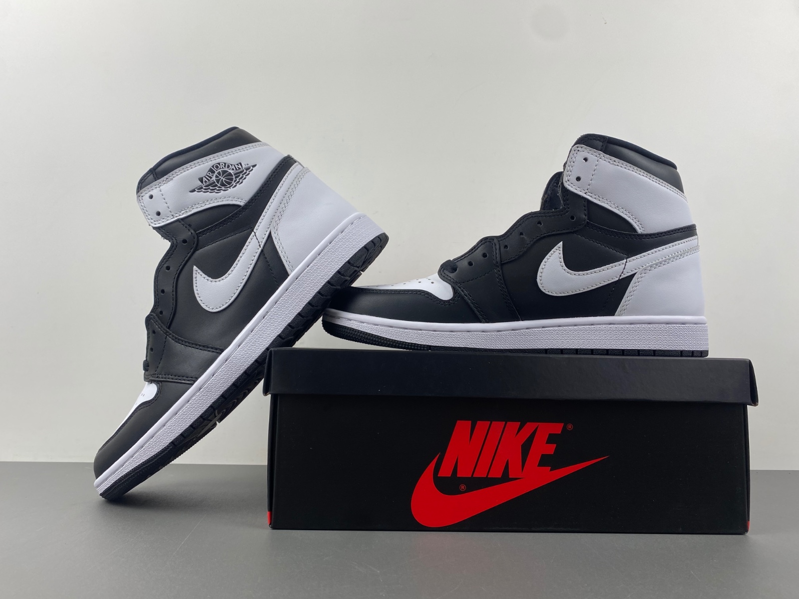 Air Jordan 1 Retro High OG 'Black & White'