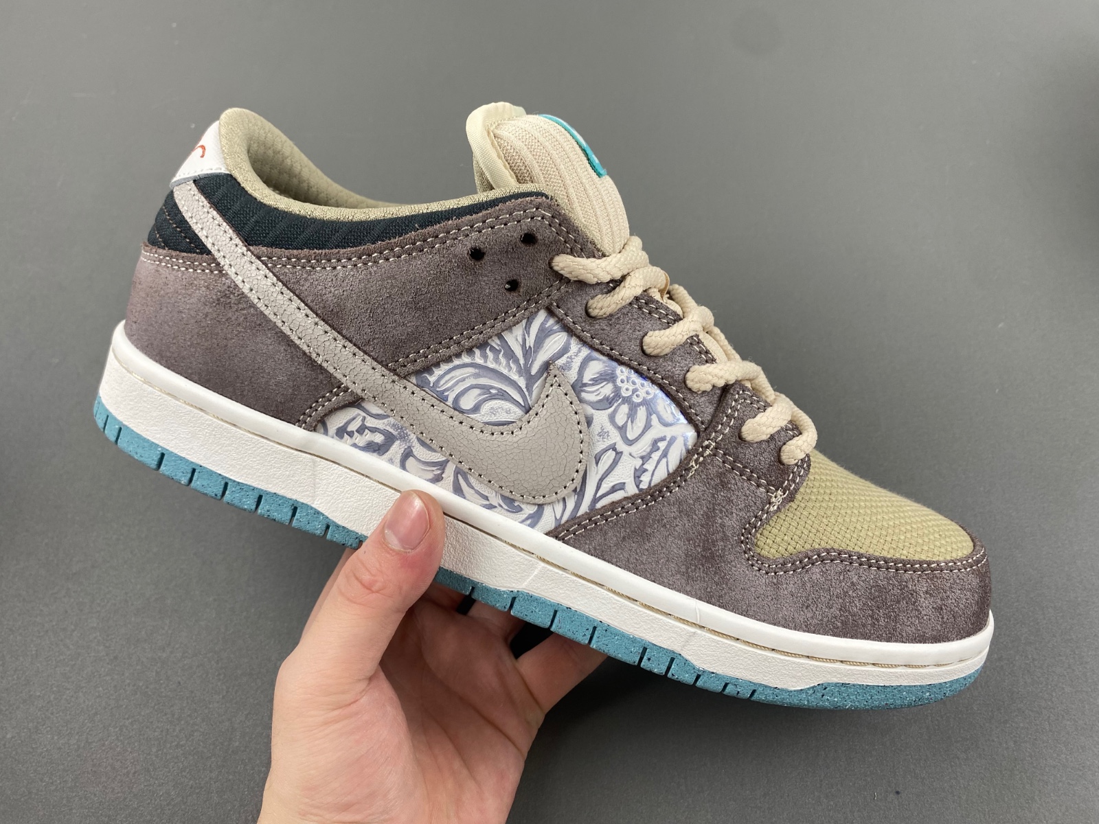 Nike SB Dunk Low “Big Money Savings” FZ3129-200
