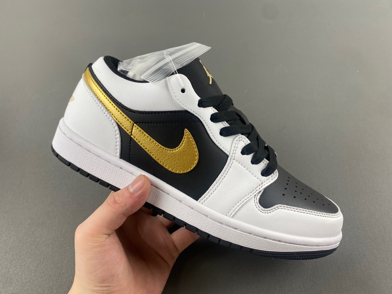AIR JORDAN 1 LOW “GOLD SWOOSH” 553558-172