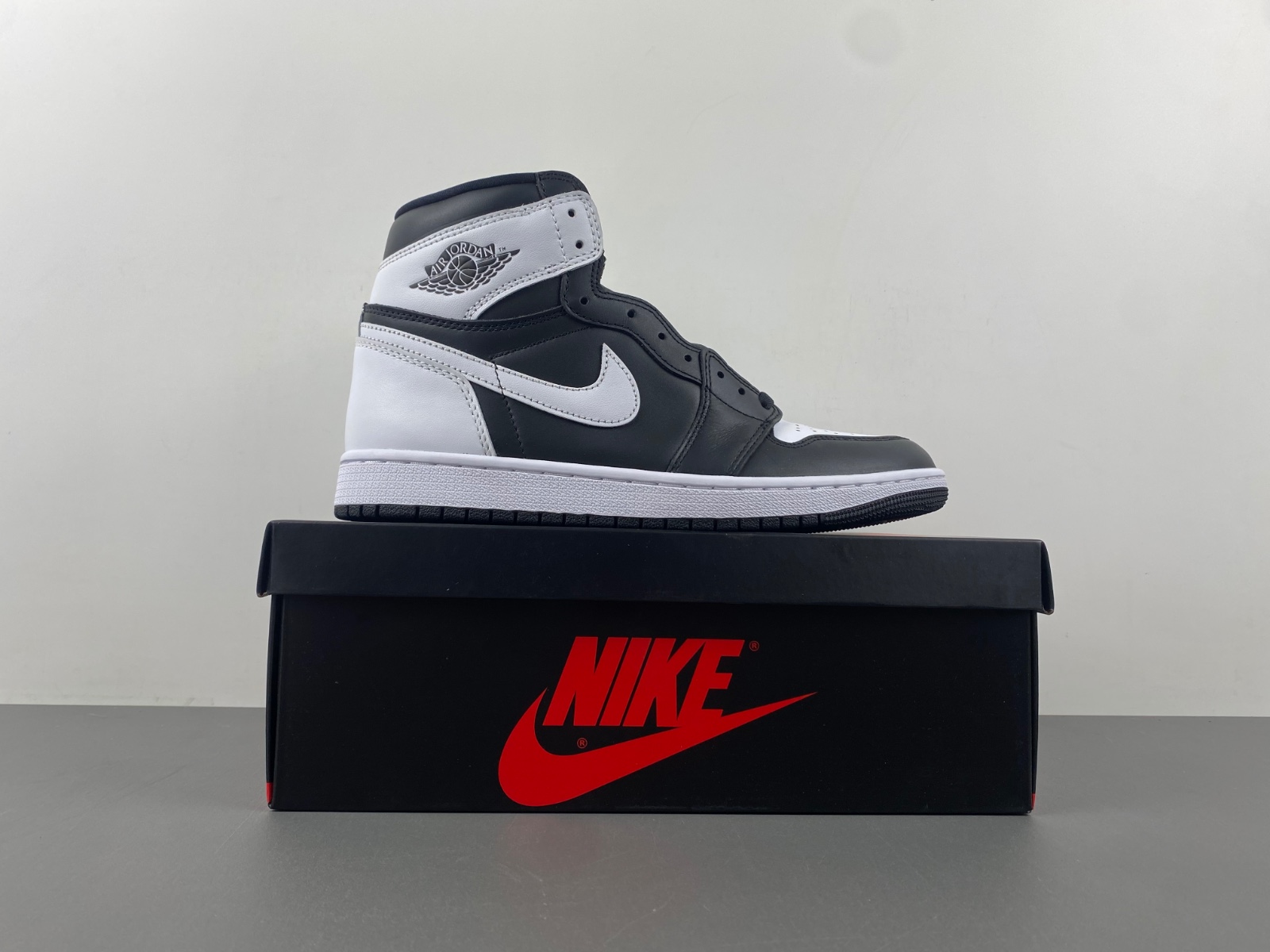 Air Jordan 1 Retro High OG 'Black & White'
