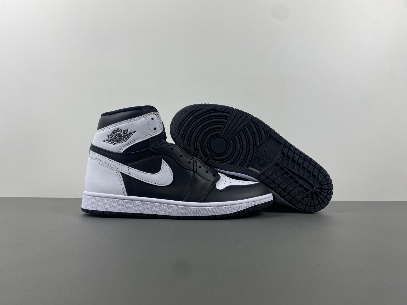 Air Jordan 1 Retro High OG 'Black & White'