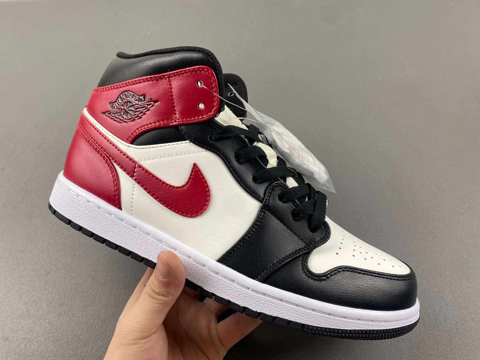 AIR JORDAN 1 MID 'BLACK TOE'