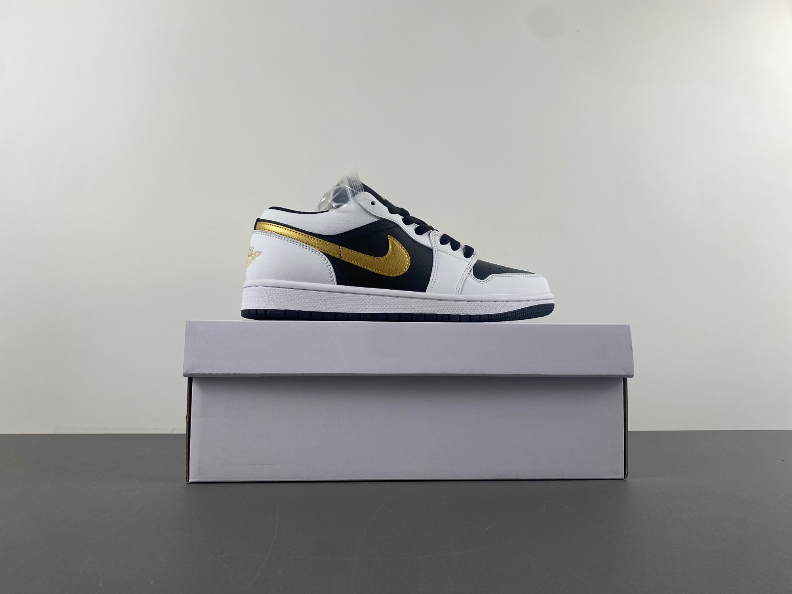AIR JORDAN 1 LOW “GOLD SWOOSH” 553558-172