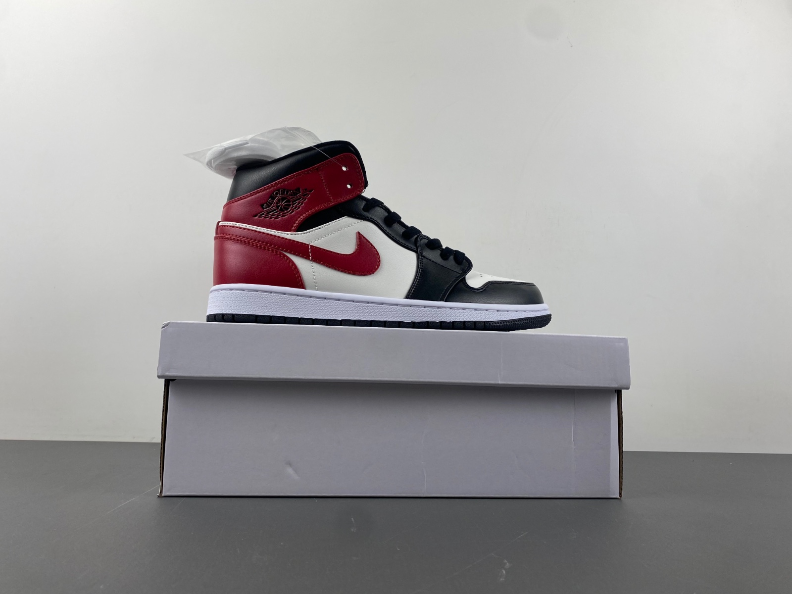 AIR JORDAN 1 MID 'BLACK TOE'
