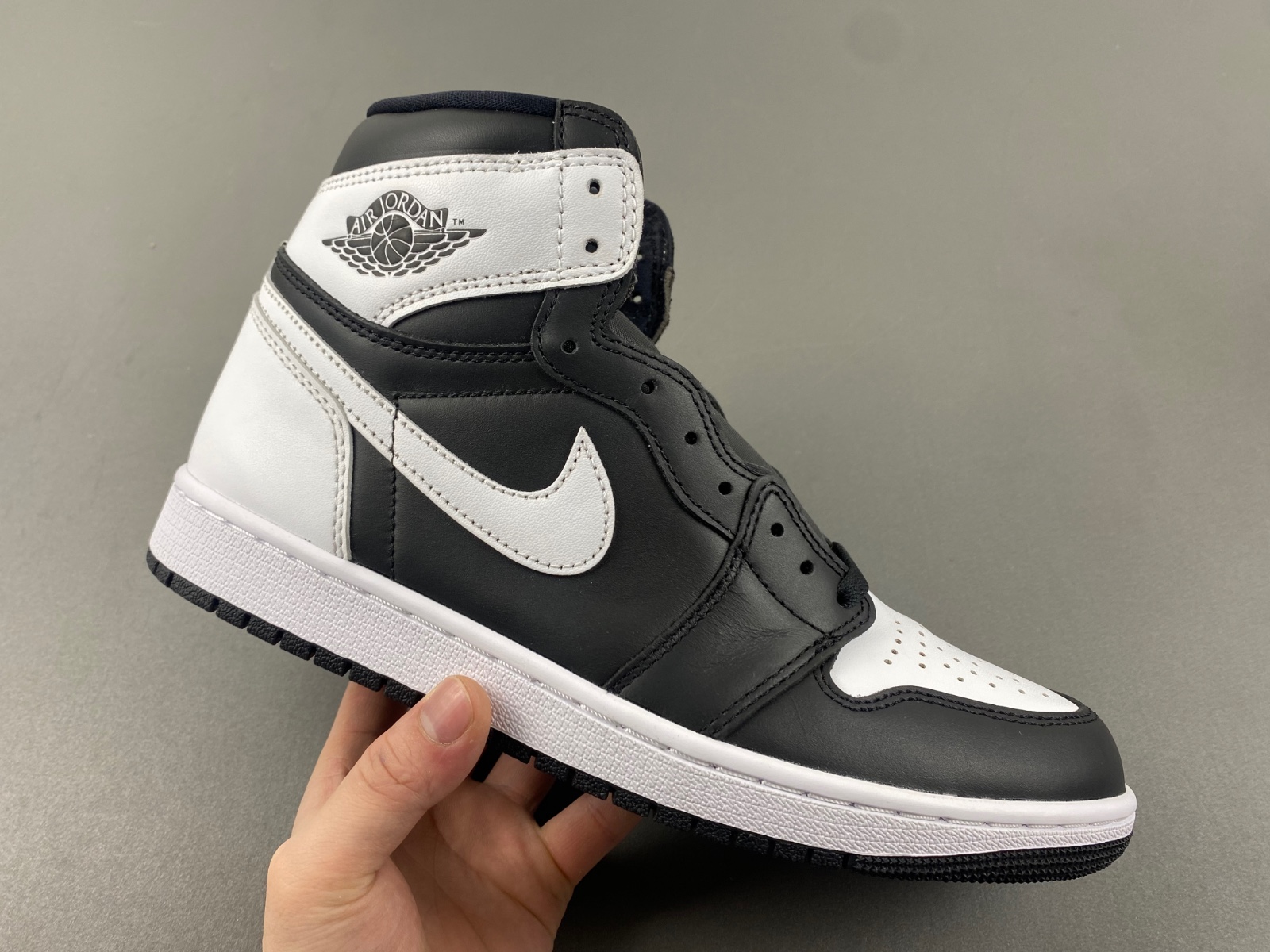 Air Jordan 1 Retro High OG 'Black & White'