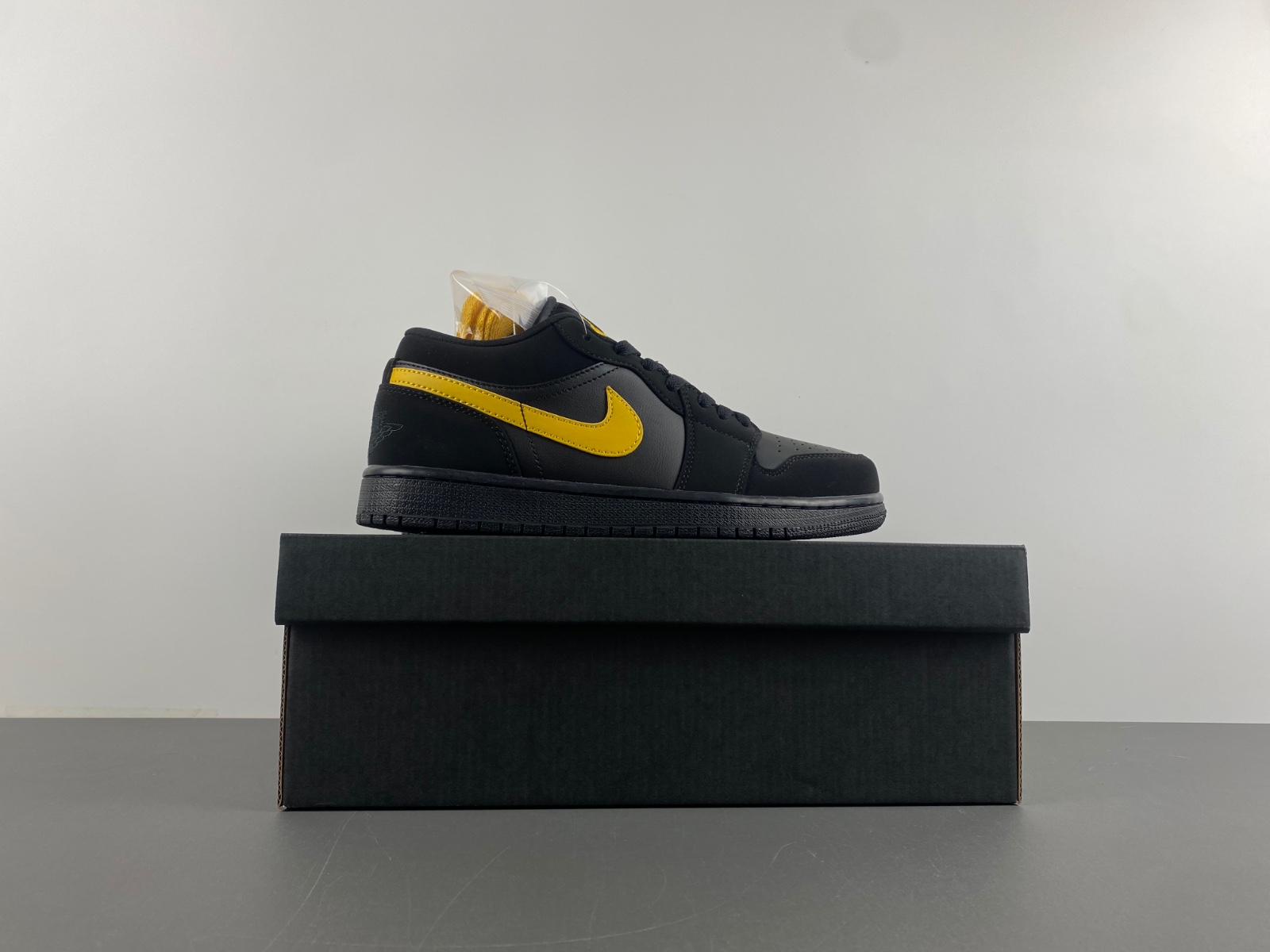 Air Jordan 1 Low 'Black University Gold' 553558-071