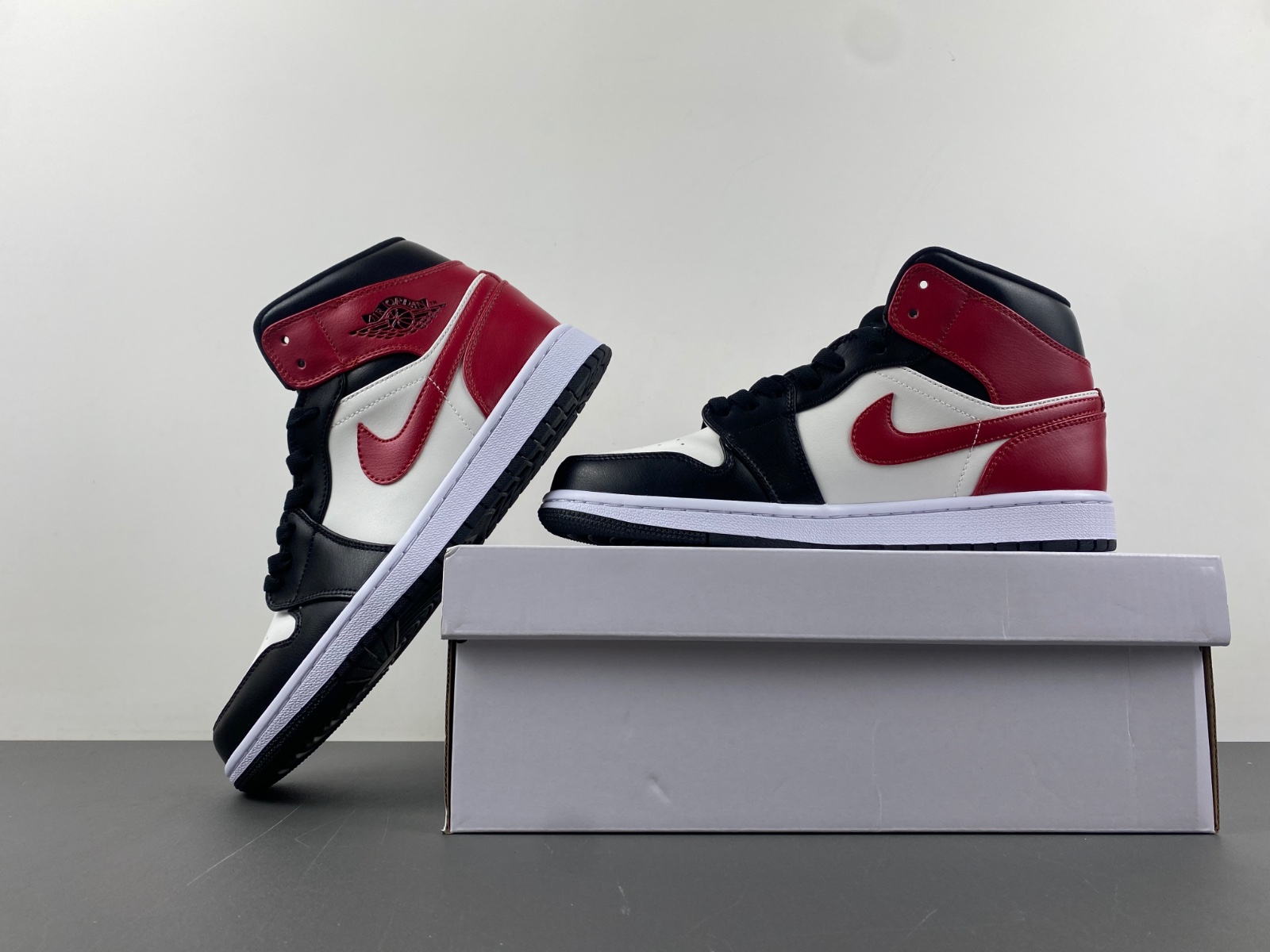 AIR JORDAN 1 MID 'BLACK TOE'