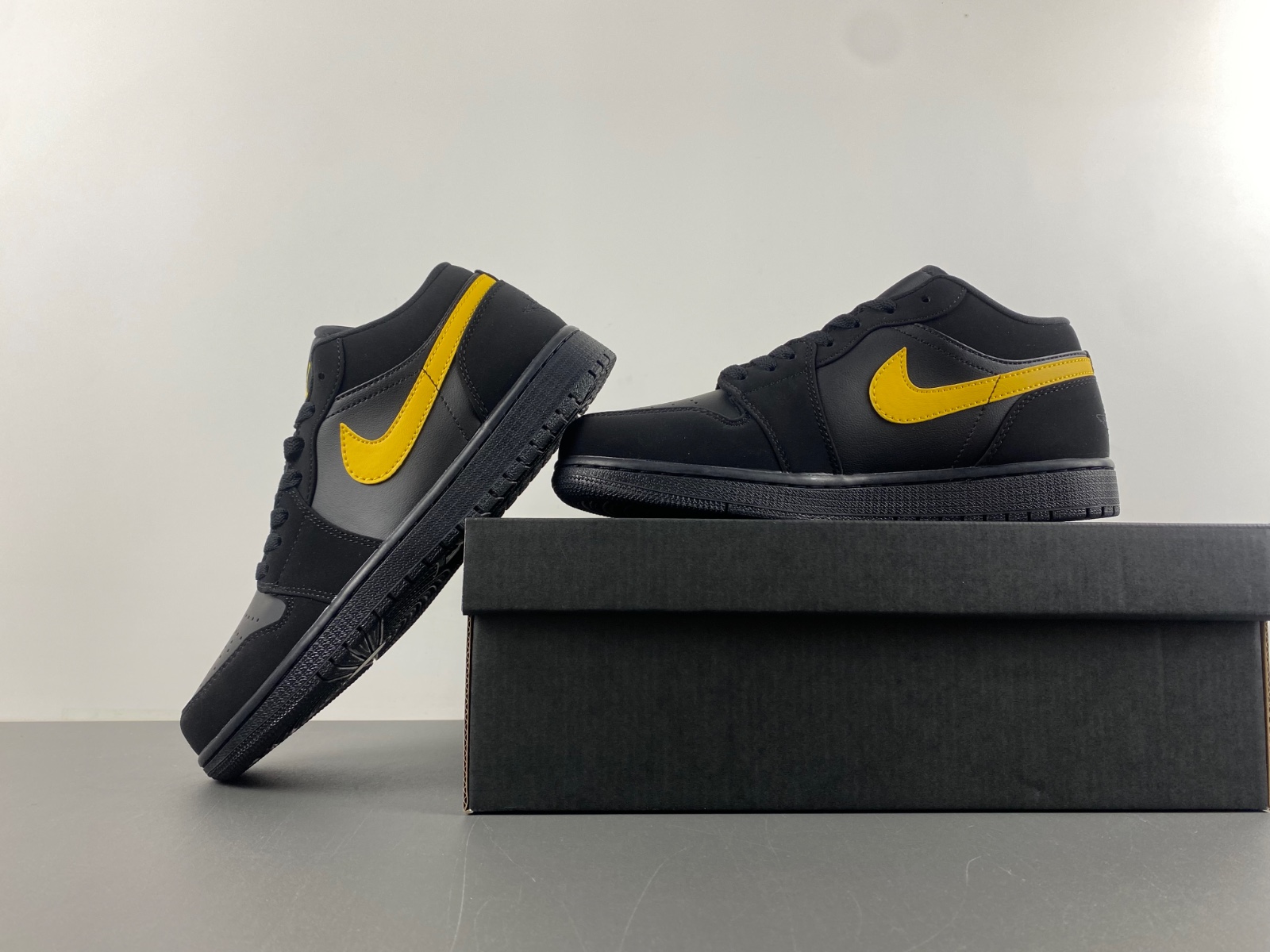 Air Jordan 1 Low 'Black University Gold' 553558-071