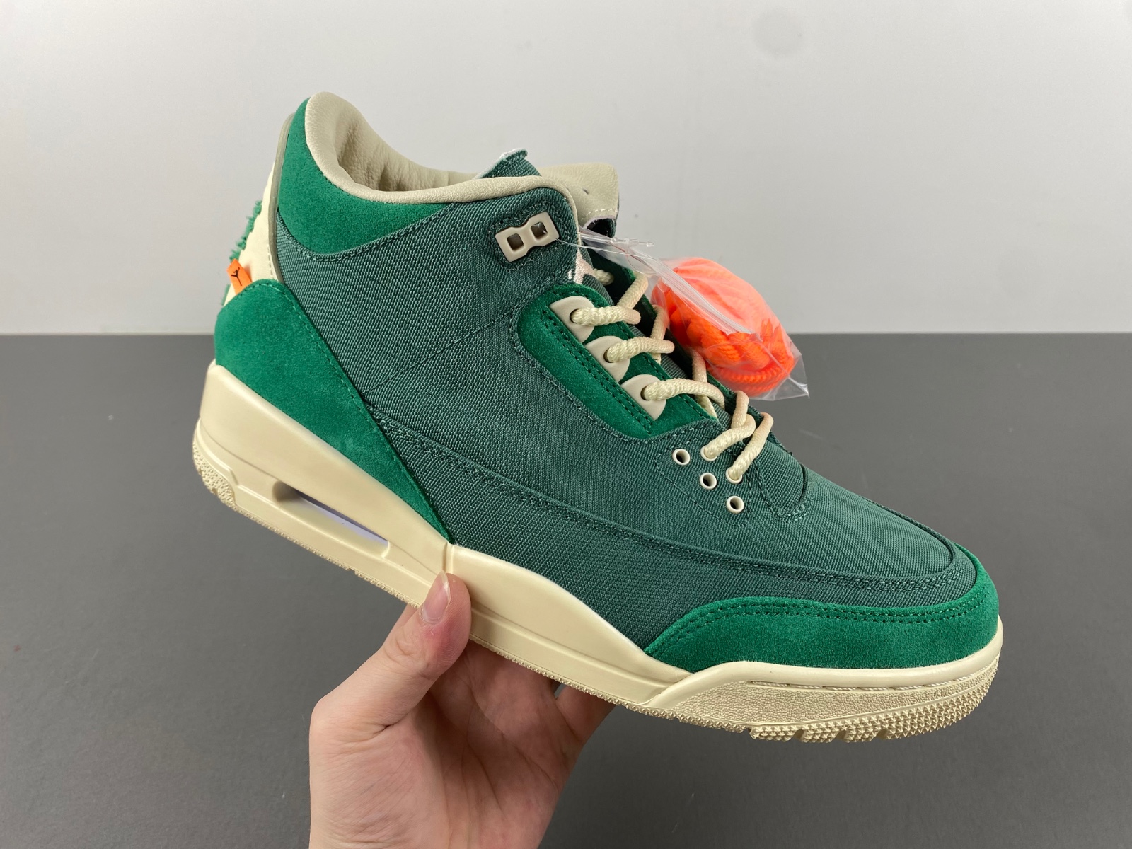 NINA CHANEL ABNEY X AIR JORDAN 3 FZ7974-300