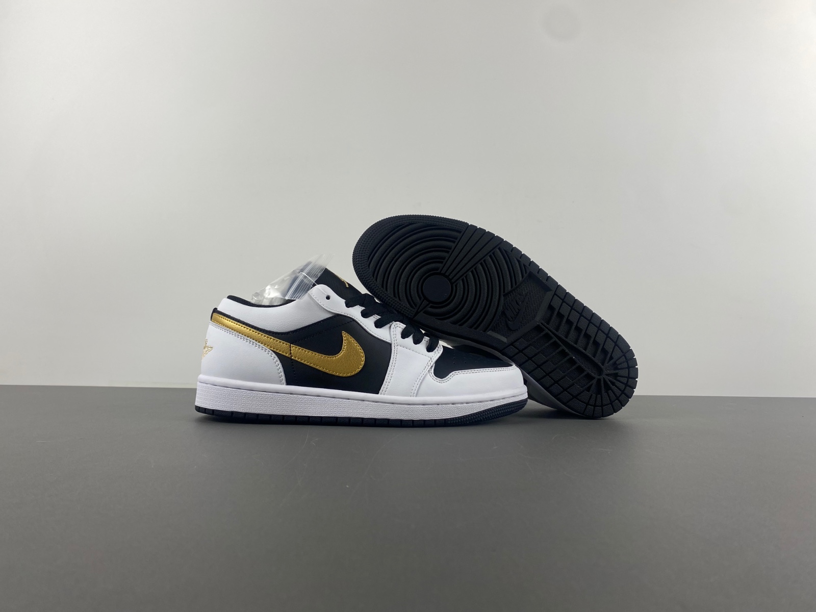 AIR JORDAN 1 LOW “GOLD SWOOSH” 553558-172