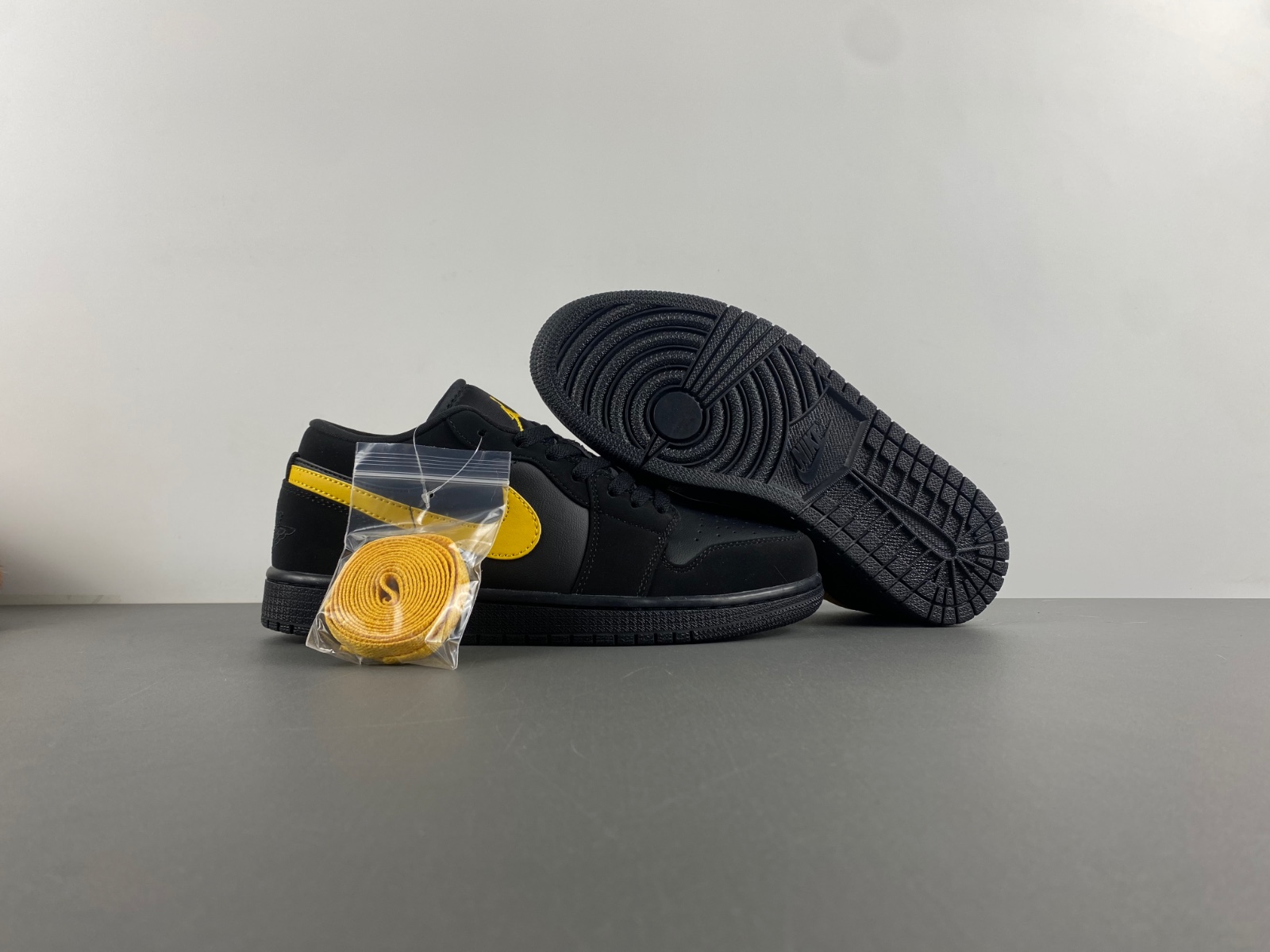 Air Jordan 1 Low 'Black University Gold' 553558-071