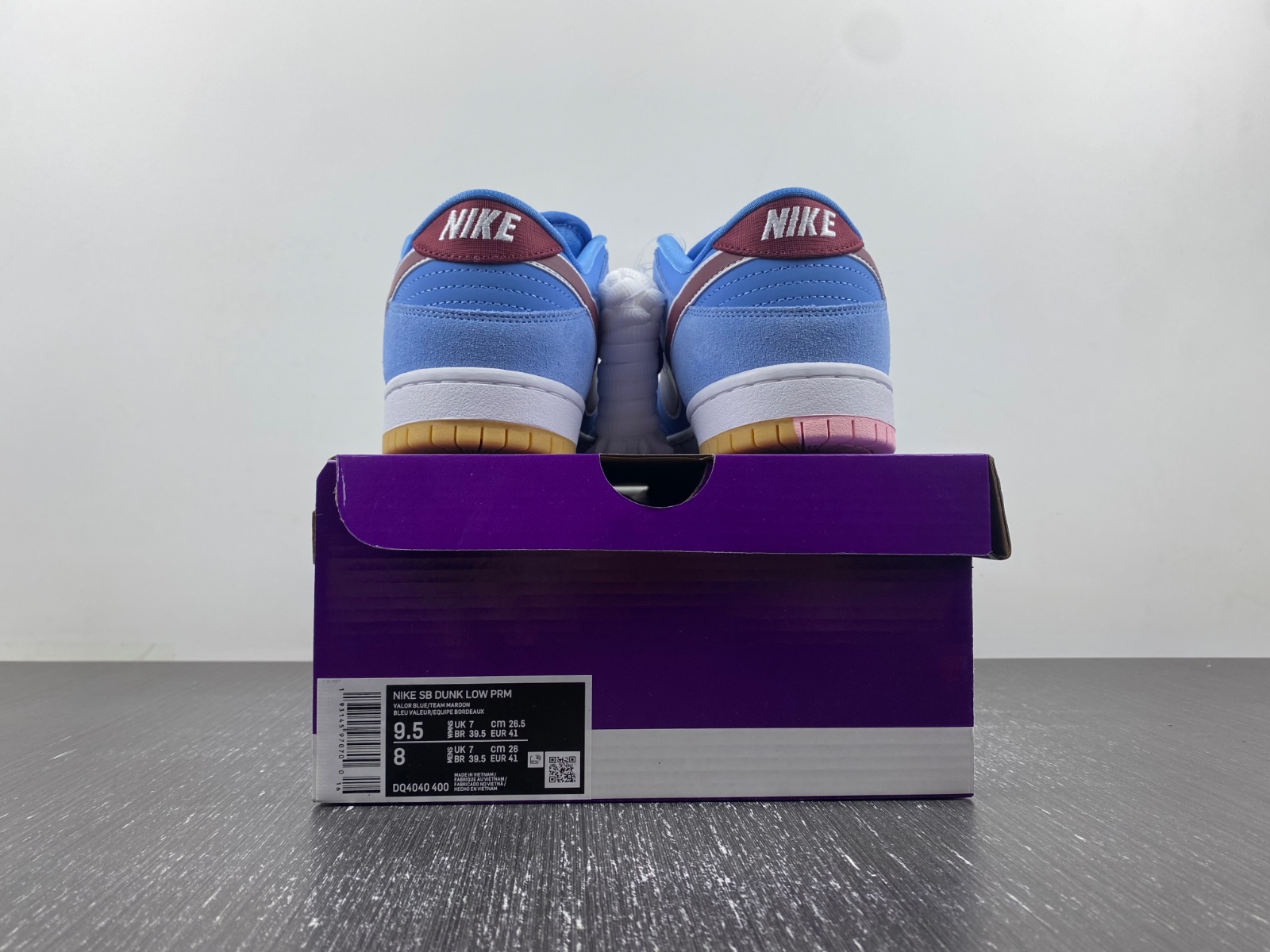 Nike SB Dunk Low “Phillies”