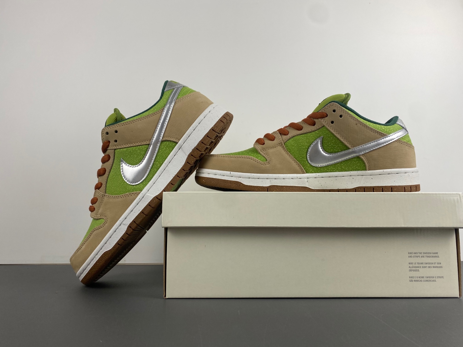 Nike SB Dunk Low Escargot  FQ7585-200
