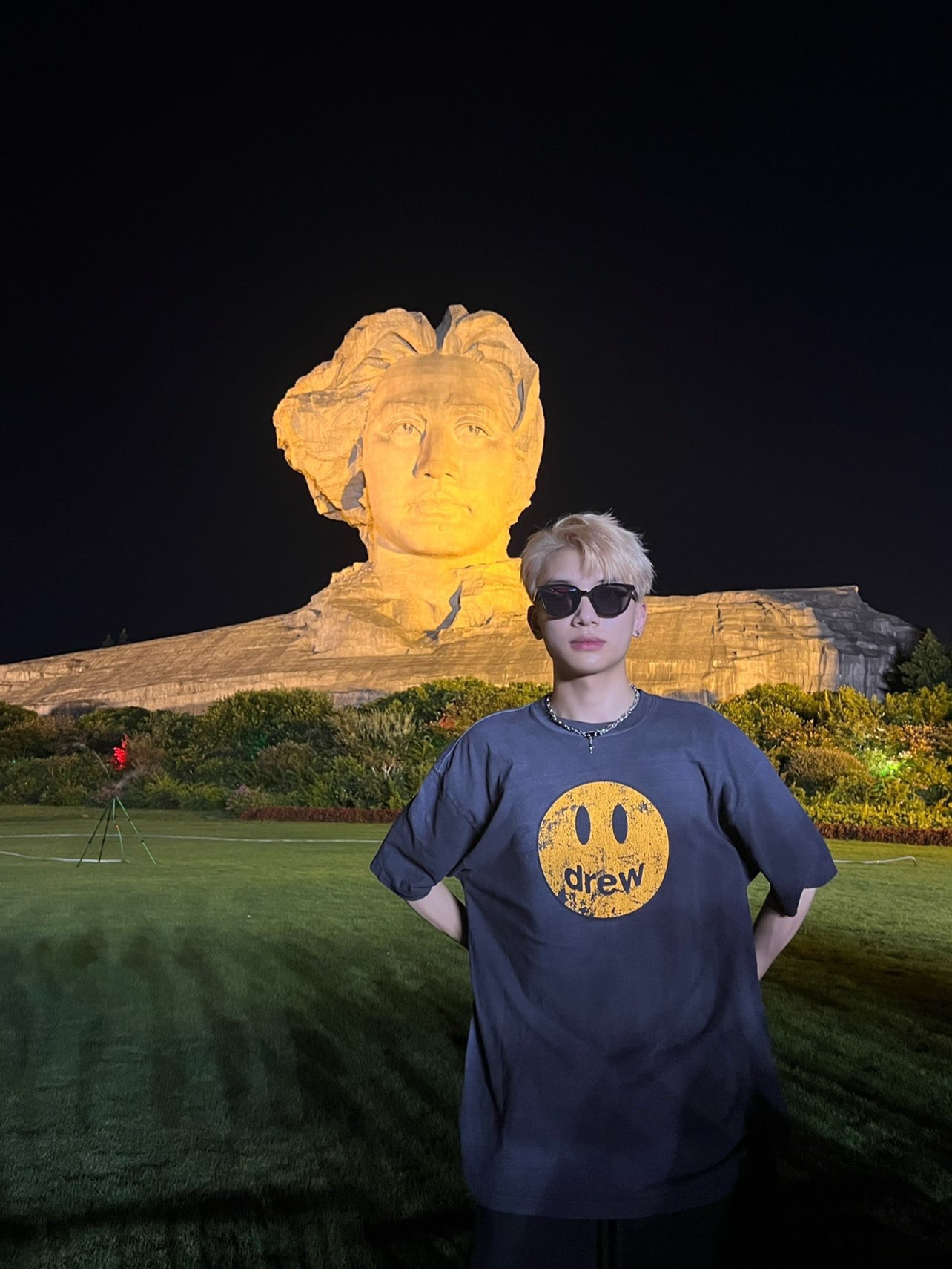 DREW washing to make old smiling faces and short sleeves