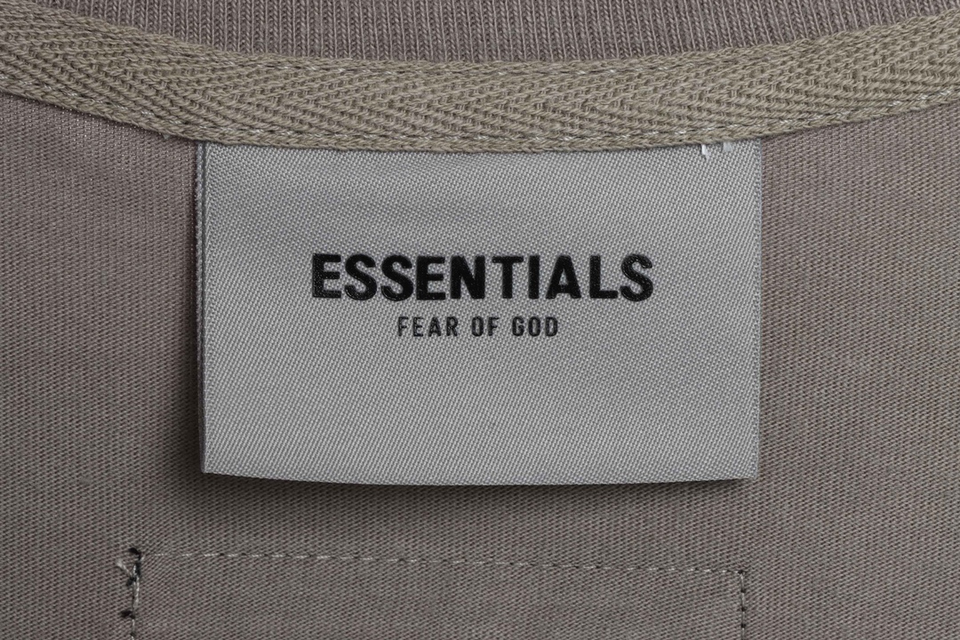 Essentials back silicone letter short sleeve