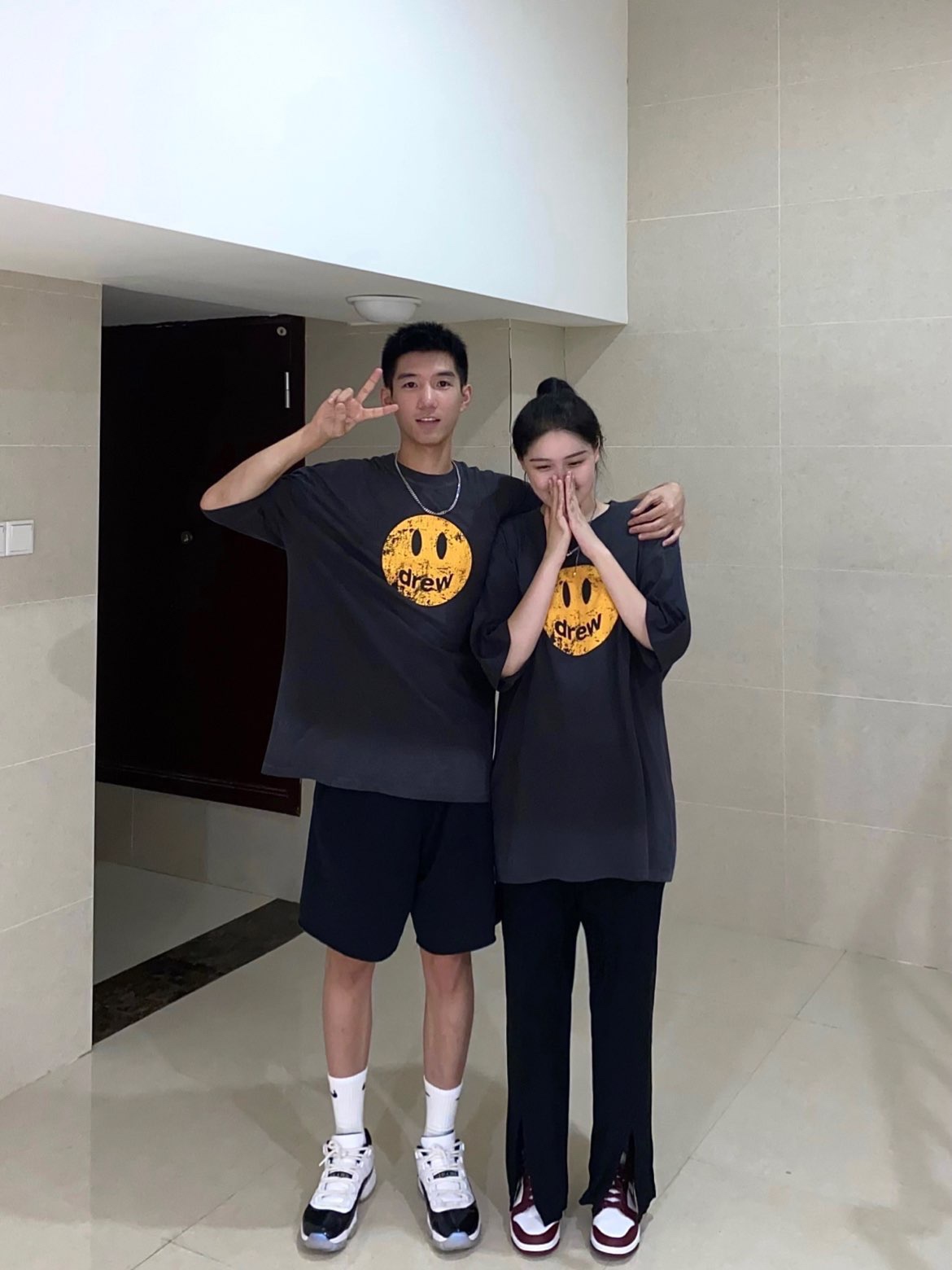 DREW washing to make old smiling faces and short sleeves