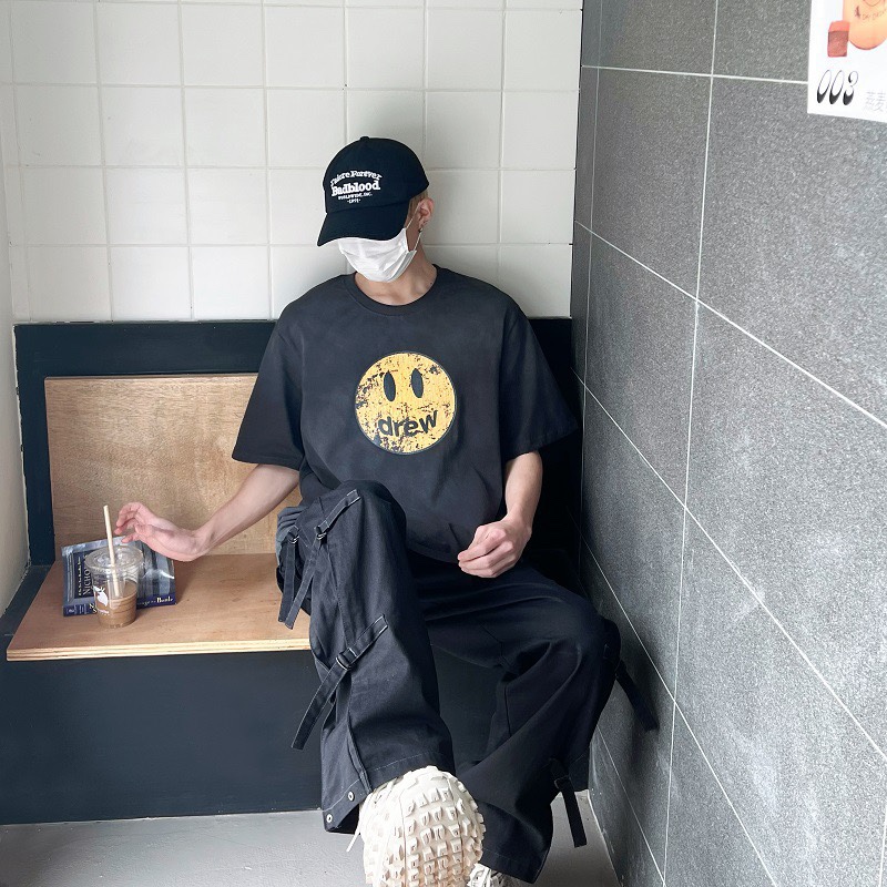 DREW washing to make old smiling faces and short sleeves