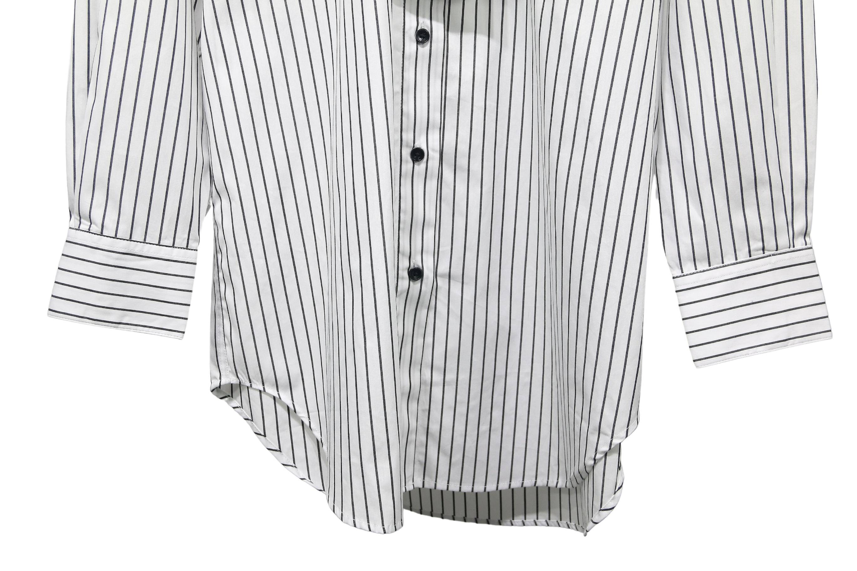 Mo&Co Joint Vertical Stripe Love Patch Shirt