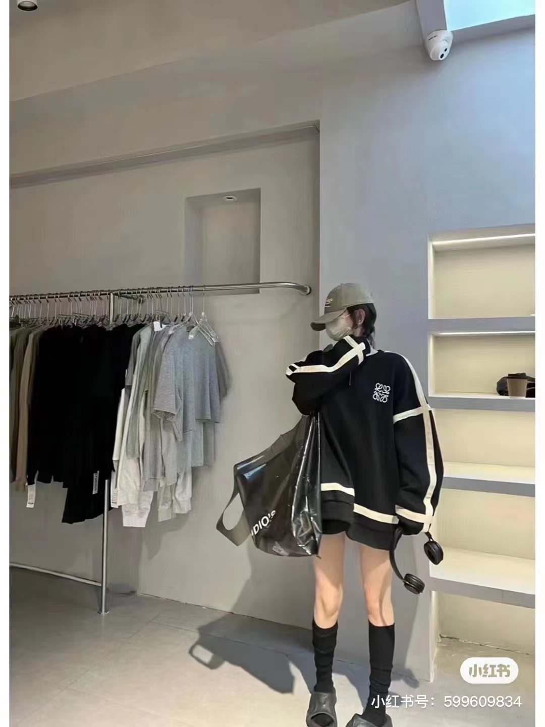 LOEVVE 22FW  Ribbon Embroidered Crew Neck Sweater