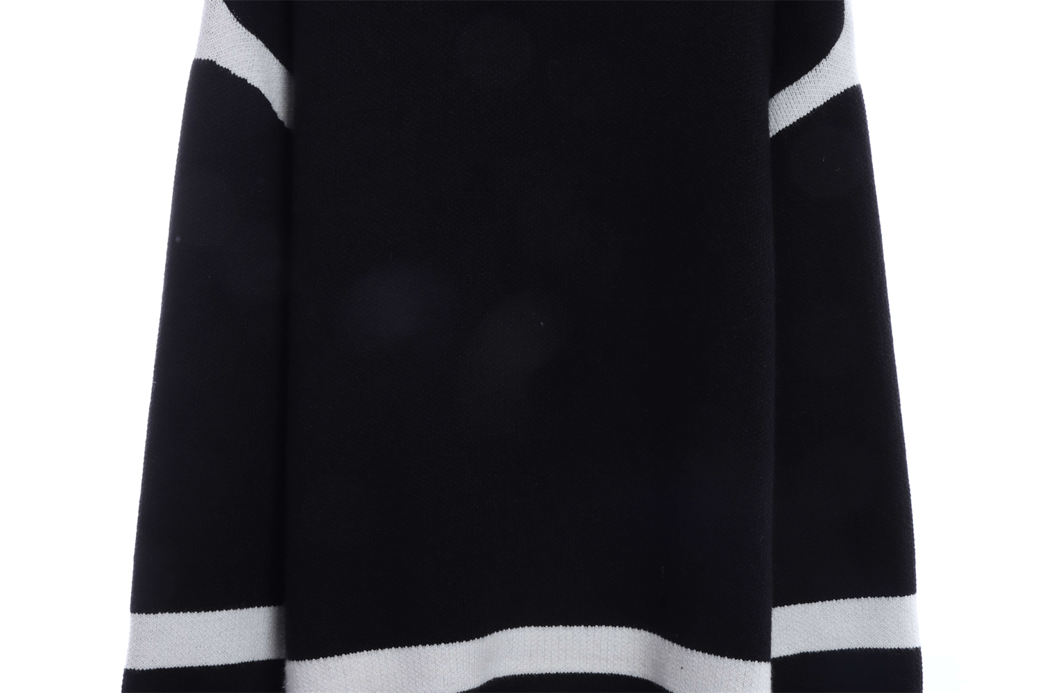 LOEVVE 22FW  Ribbon Embroidered Crew Neck Sweater