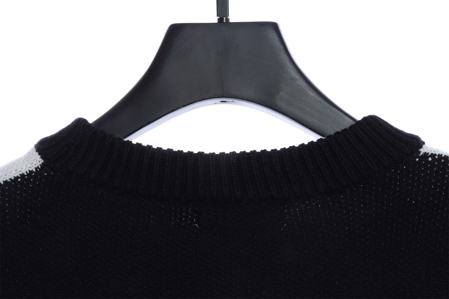 LOEVVE 22FW  Ribbon Embroidered Crew Neck Sweater