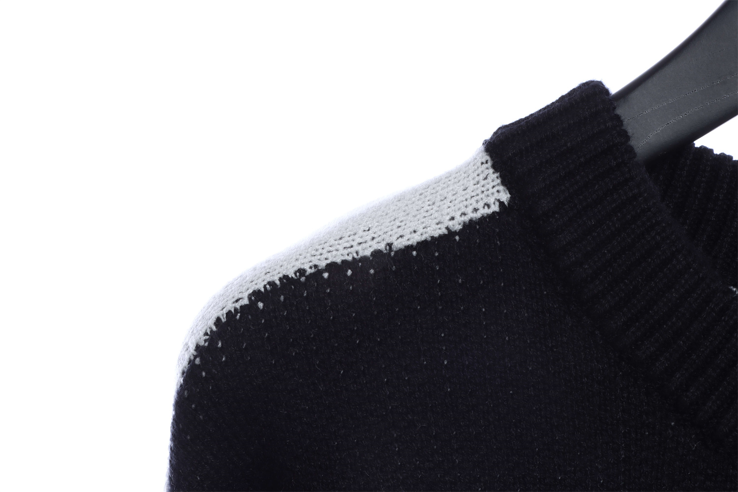 LOEVVE 22FW  Ribbon Embroidered Crew Neck Sweater