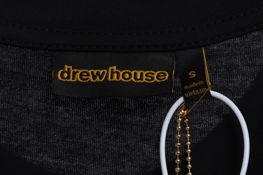 DREW washing to make old smiling faces and short sleeves