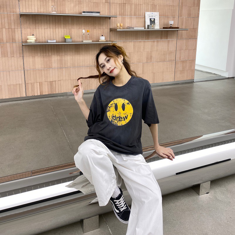 DREW washing to make old smiling faces and short sleeves