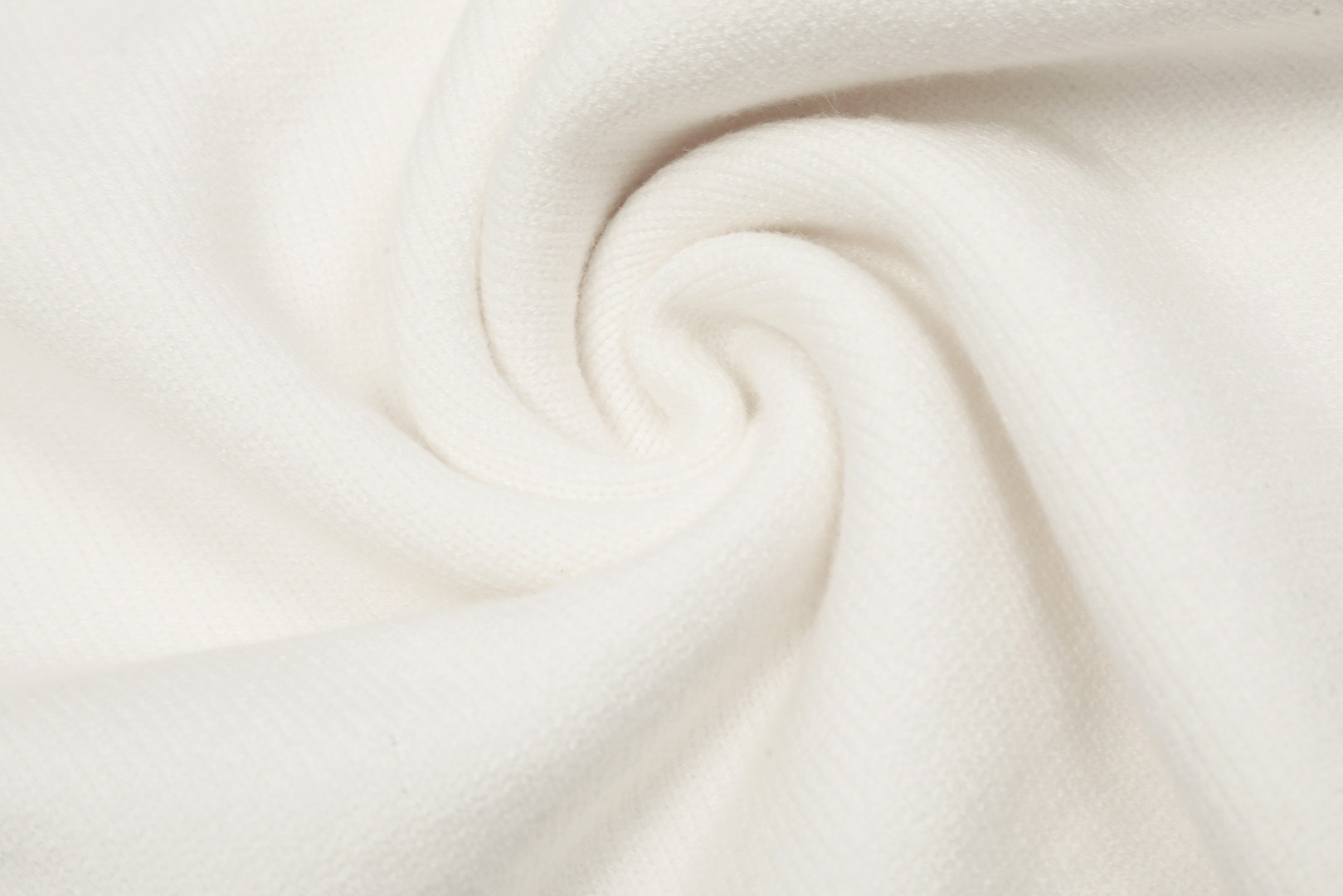 Am1 2024SS classic white jacquard big heart turtleneck sweater