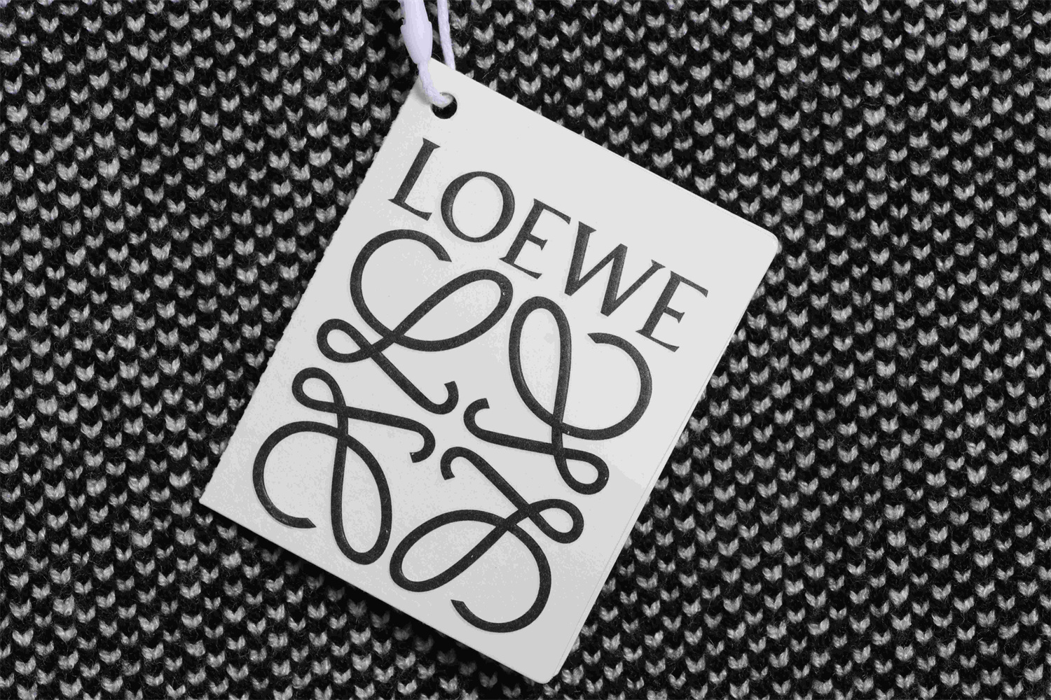 LOEVVE 22FW  Ribbon Embroidered Crew Neck Sweater