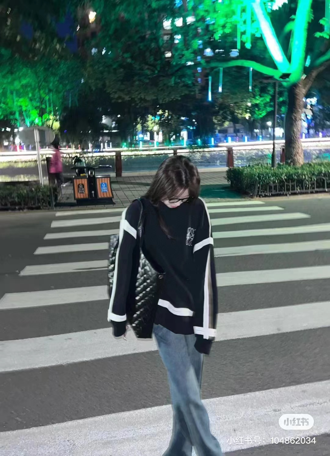 LOEVVE 22FW  Ribbon Embroidered Crew Neck Sweater