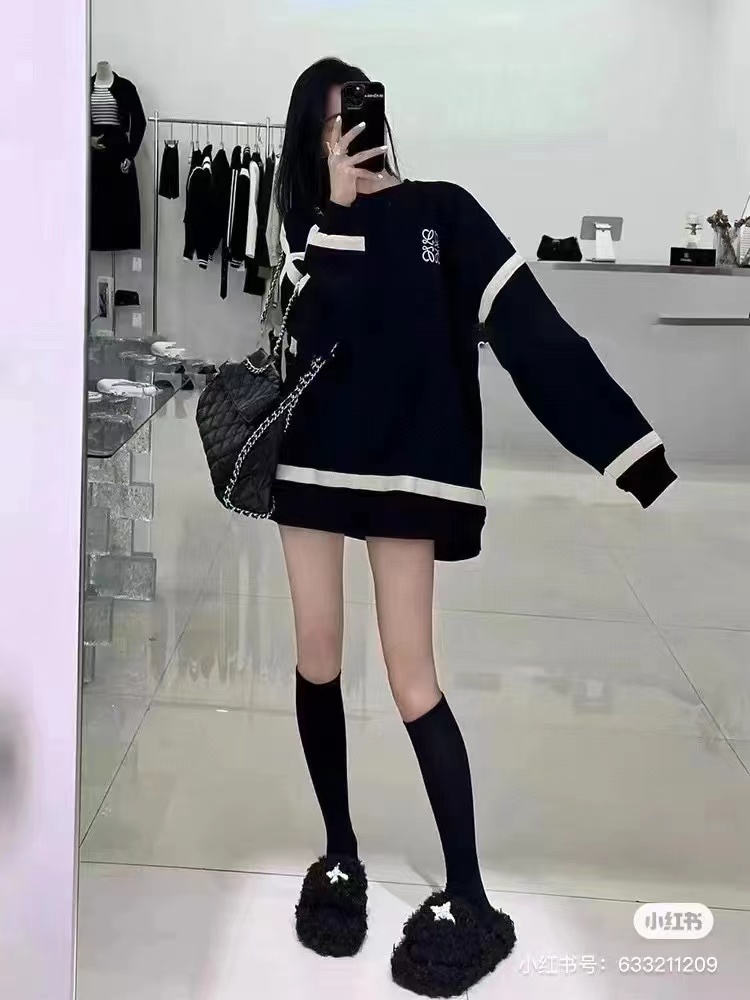 LOEVVE 22FW  Ribbon Embroidered Crew Neck Sweater