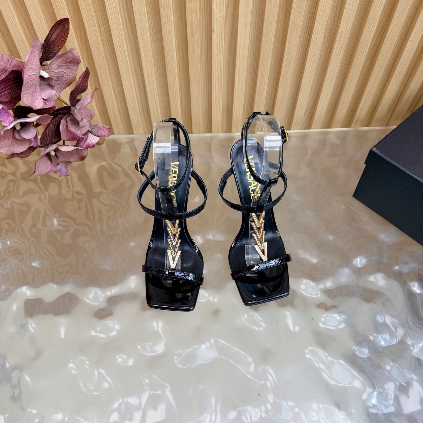 Versace Fashion Show New Collection Medusa's new sandals