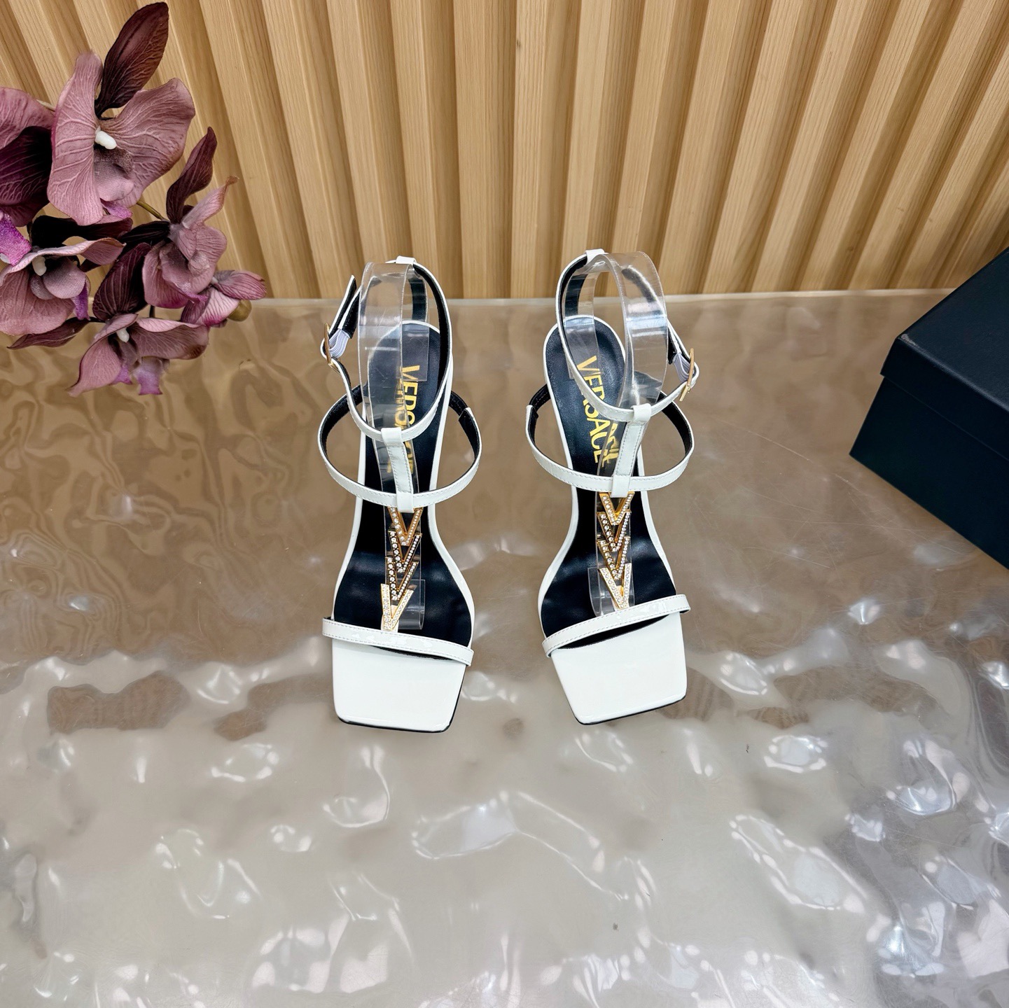 Versace Fashion Show New Collection Medusa's new sandals