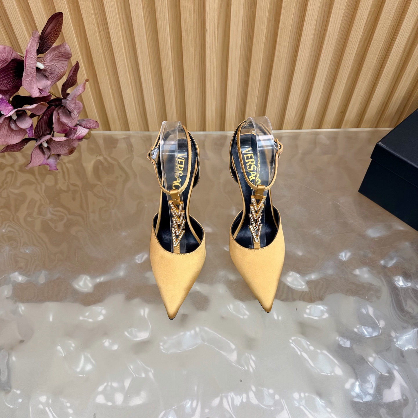 Versace Fashion Show New Collection Medusa's new sandals