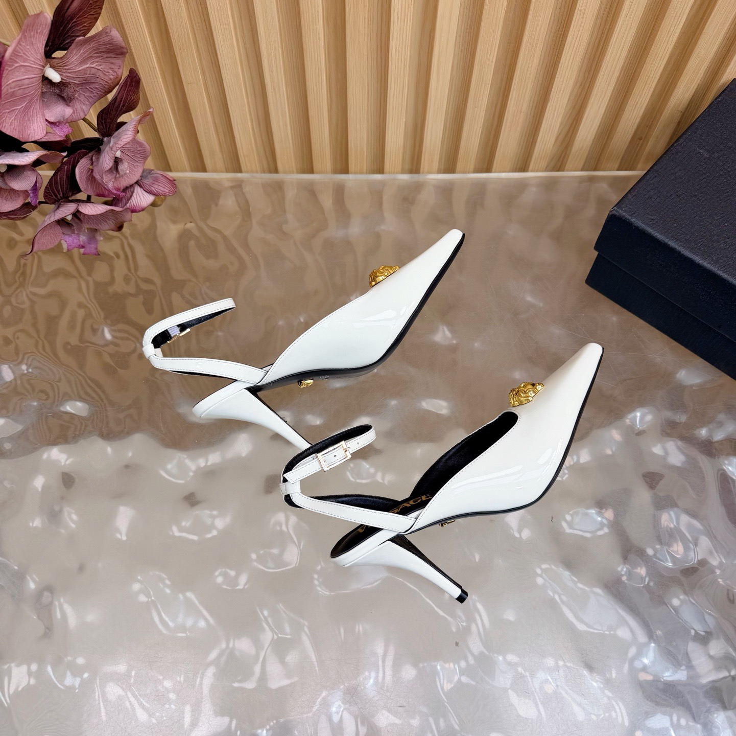 Versace Fashion Show New Collection Medusa's new sandals