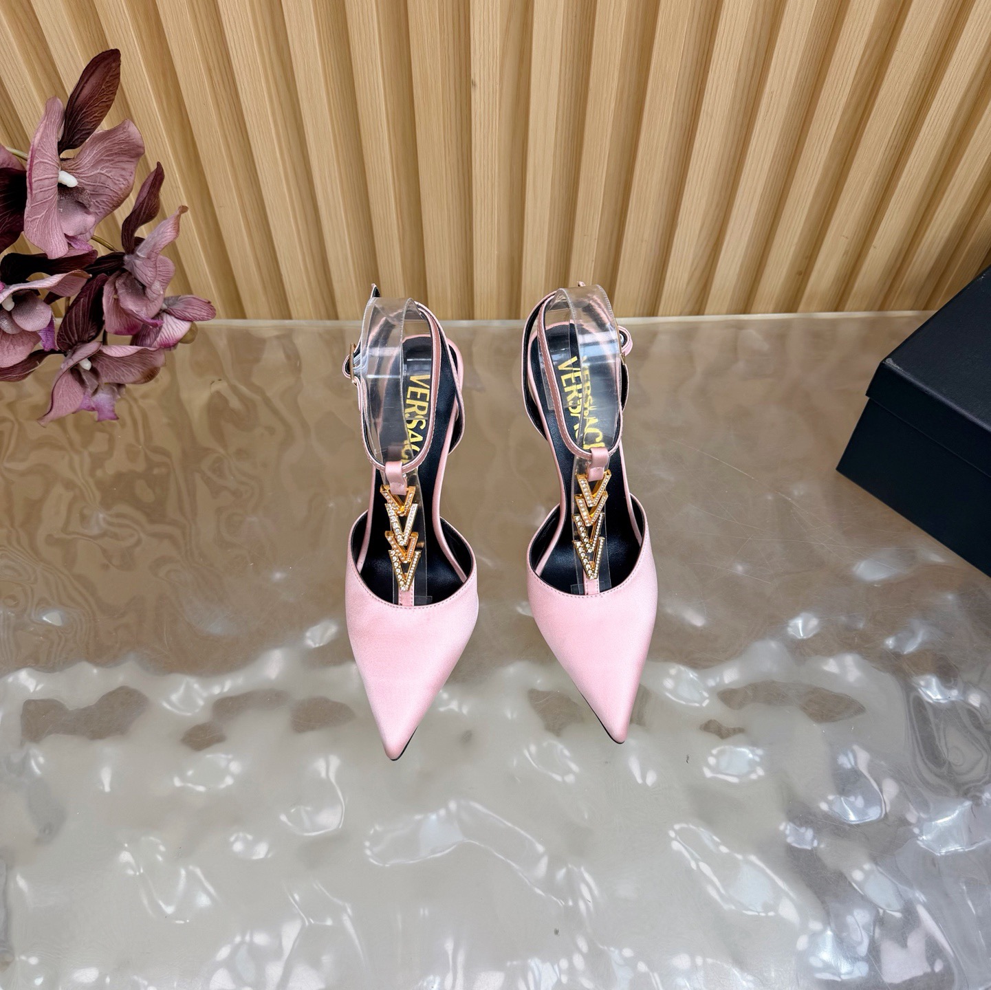 Versace Fashion Show New Collection Medusa's new sandals