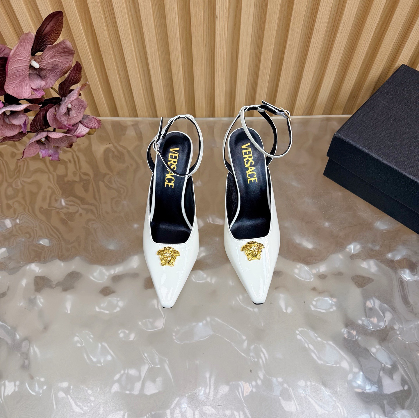 Versace Fashion Show New Collection Medusa's new sandals