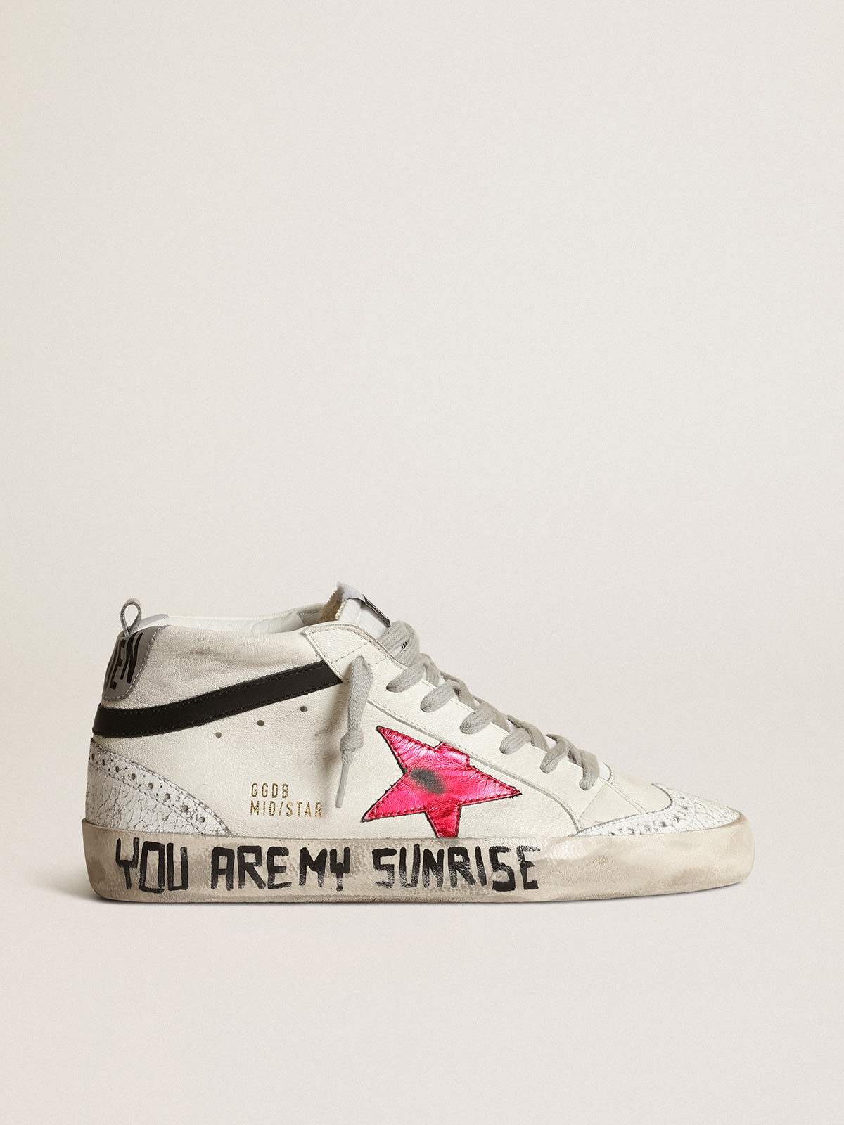 Golden Goose Sneakers Uomo Mid Star with a pink laminated leather star and black flash