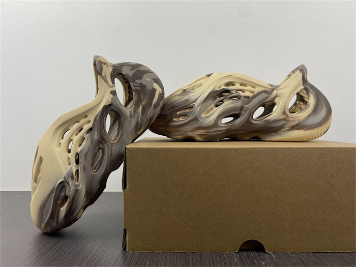 ADS YEEZY Foam RNNR MX Cream Clay GX8802