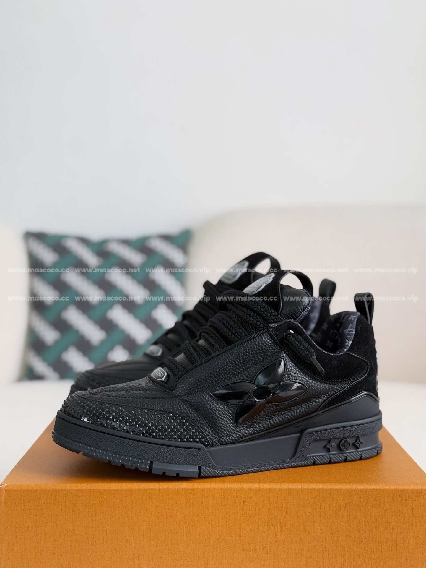 L X V SKATE LOW-TOP SNEAKERS