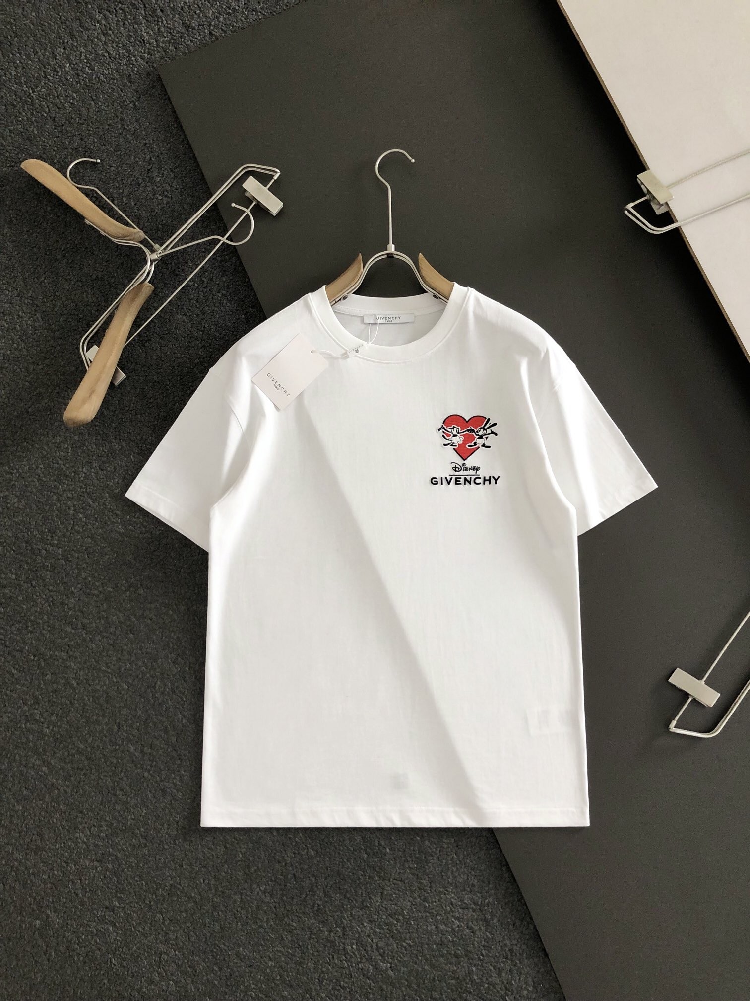 GVC Cartoon embroidery classic logo of love t-shirt