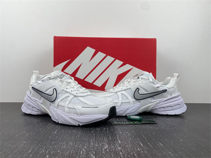 NK V2K Run Summit White Metallic Silver FD0736-102