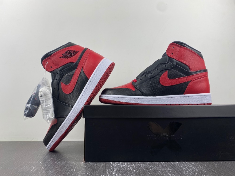 Air Jordan 1 Retro High 'Banned' 2011