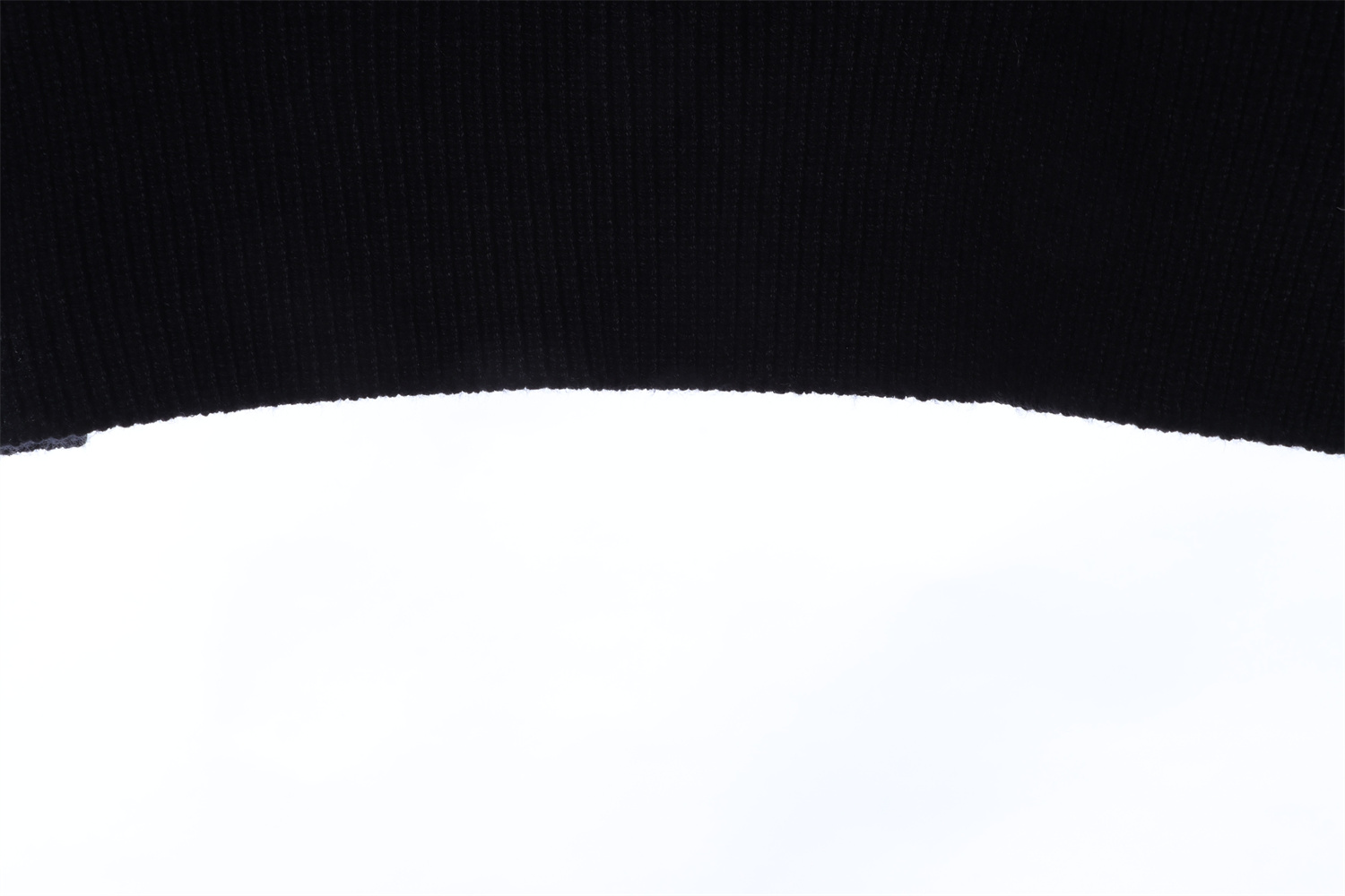 LOEVVE 22FW Ribbon Embroidered Crew Neck Sweater