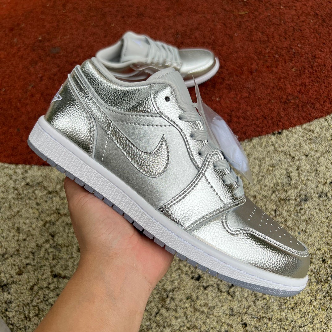 Jordan 1 Low SE Metallic Silver