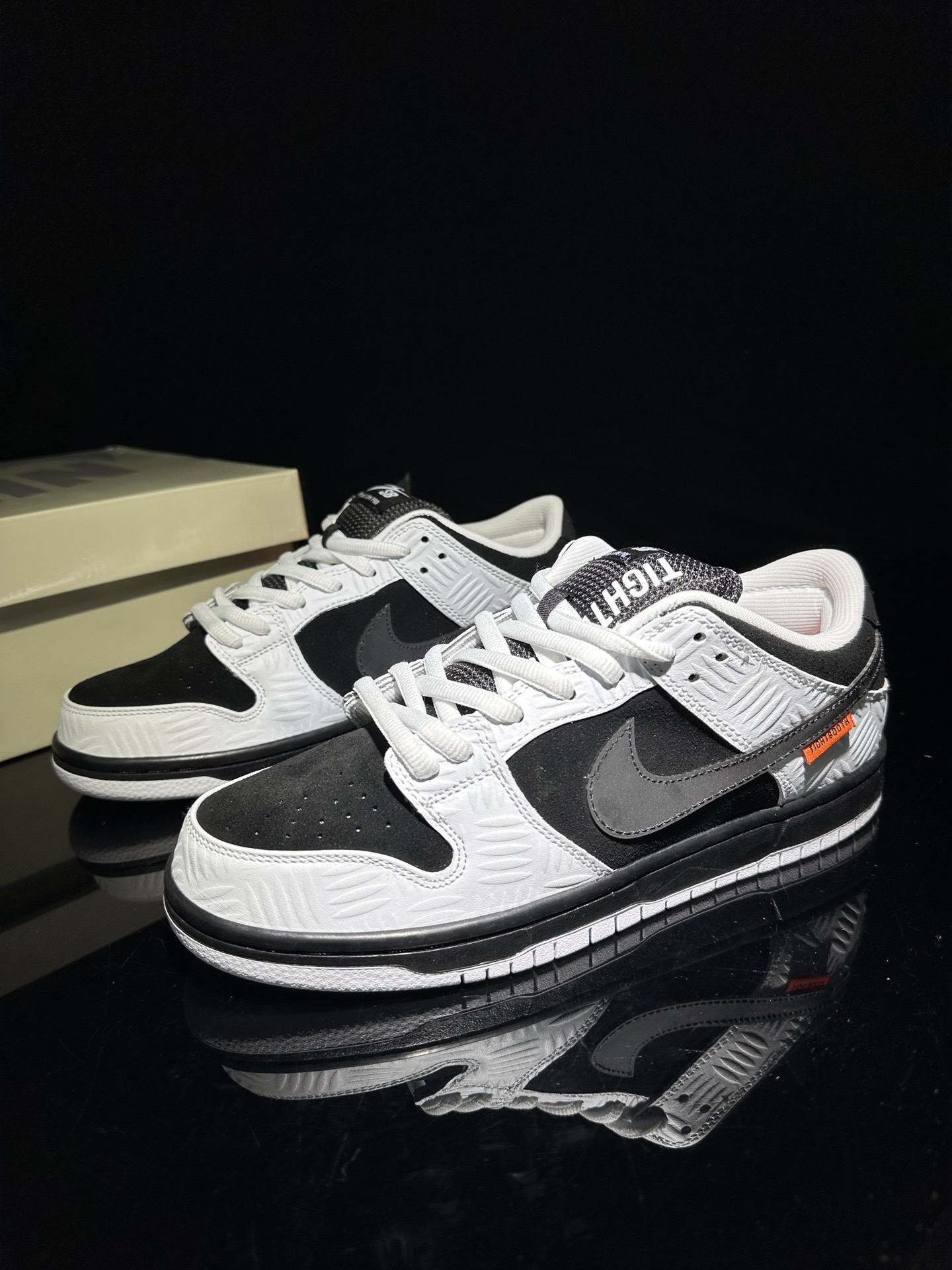 Nike SB Dunk Low TIGHTBOOTH