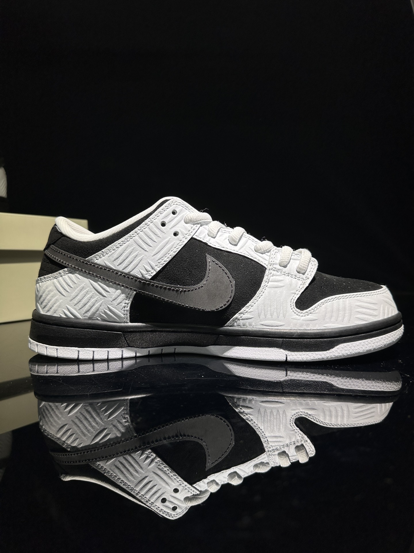 Nike SB Dunk Low TIGHTBOOTH