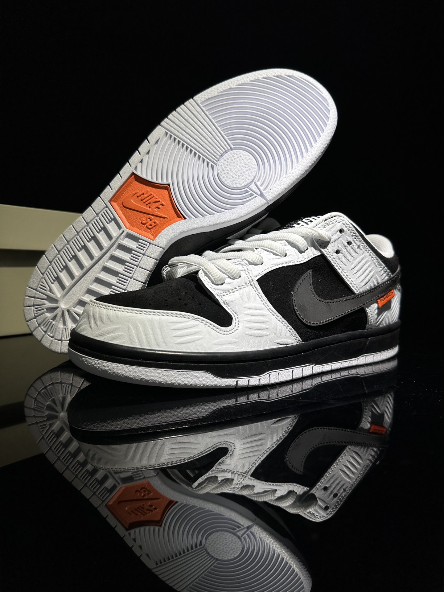 Nike SB Dunk Low TIGHTBOOTH